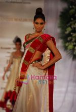 Model walks the ramp for Manish Malhotra at Aamby Valley India Bridal Week day 5 on 2nd Nov 2010 (79).JPG